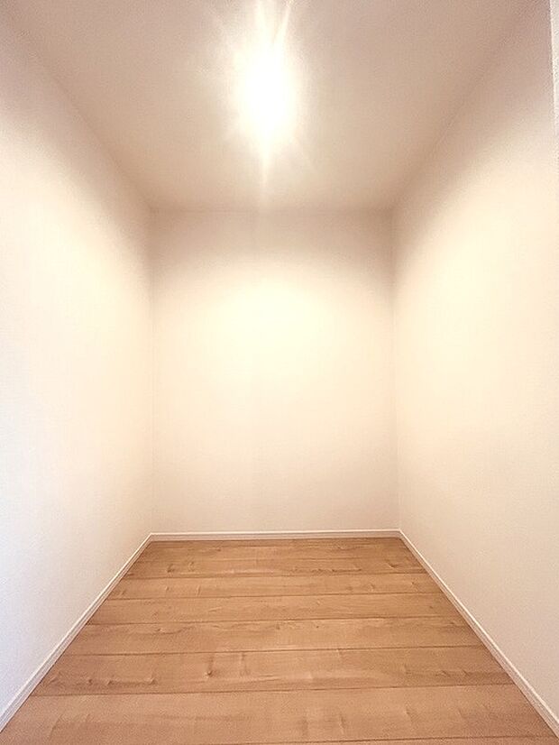 沢山のお洋服などを収納できそうなウォークインクローゼット。 