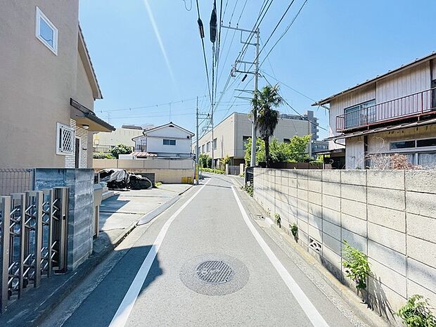 安心して暮らすことのできる住宅街。 住宅地の道路は一般に交通量が少なく車などの騒音が少ないため、住民にとって静かな生活環境が提供されます。