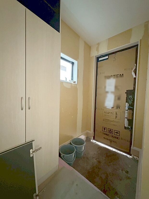 玄関は家の第一印象を左右する重要な場所。ほどよい広さとスタイリッシュな色遣いが印象的です。