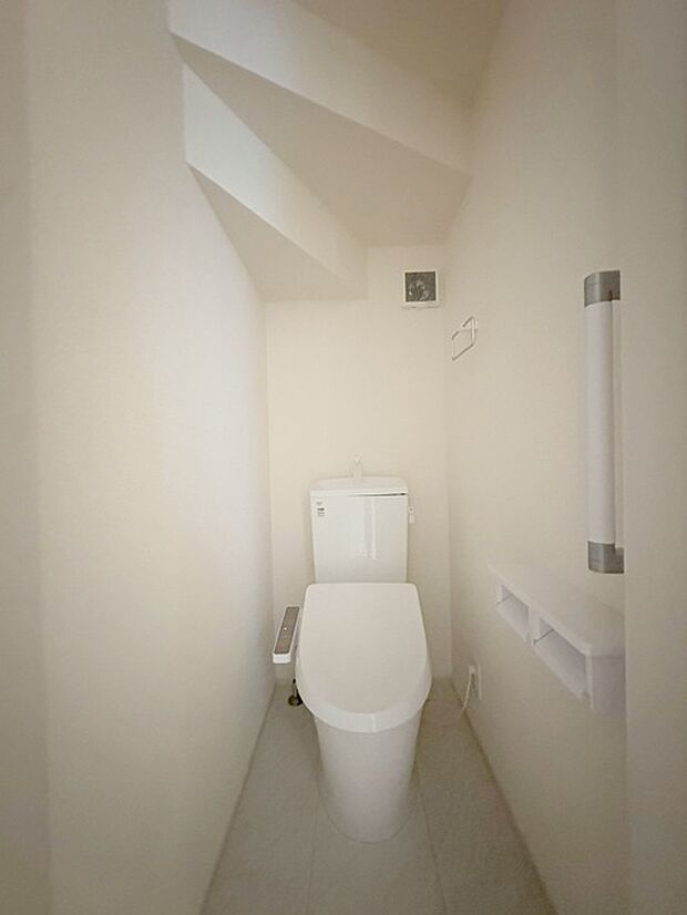 階段下を有効活用したトイレスペース。 便座はもちろんウォシュレット。