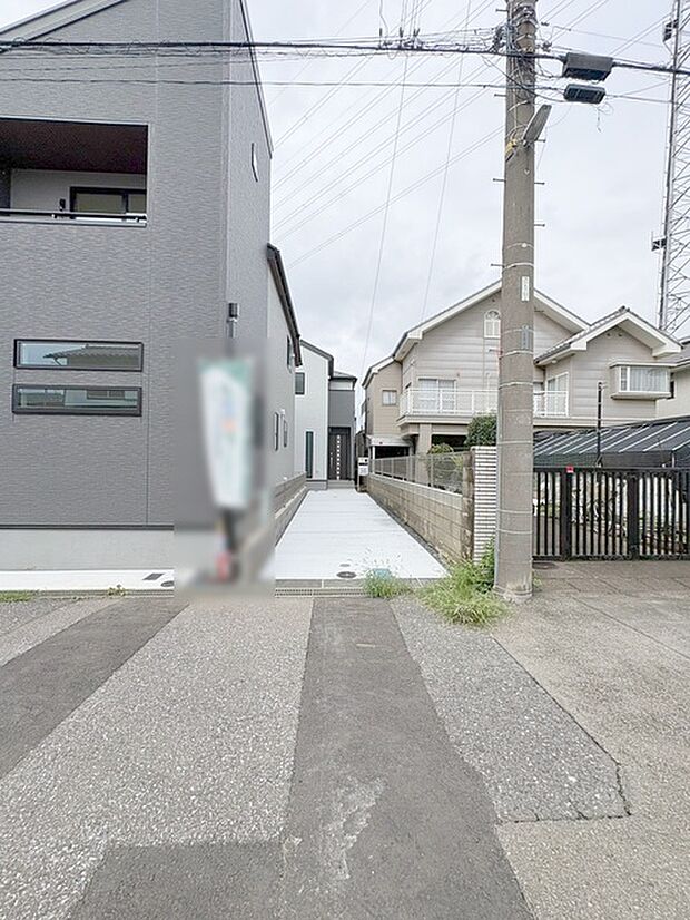 周辺の街並みの中で適度な主張、生活に溶け込むシンプルなデザインの外観が魅力の一戸建です。