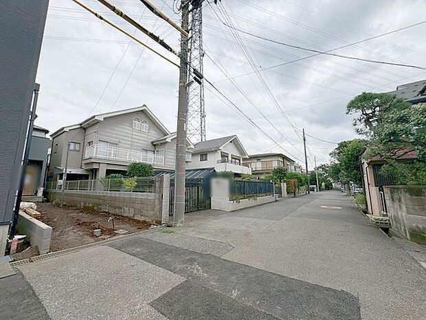 安心して暮らすことのできる住宅街。　住宅地の道路は一般に交通量が少なく車などの騒音が少ないため、住民にとって静かな生活環境が提供されます。 
