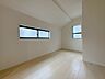 洋室：勾配天井の2階のお部屋。この勾配の角度がお洒落な雰囲気を感じさせてくれます。 