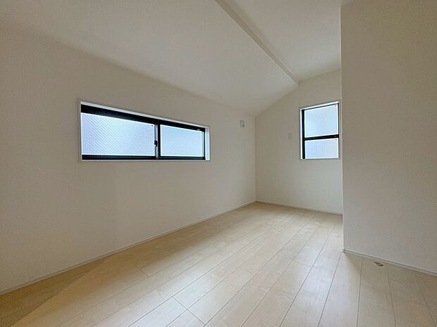 勾配天井の2階のお部屋。この勾配の角度がお洒落な雰囲気を感じさせてくれます。