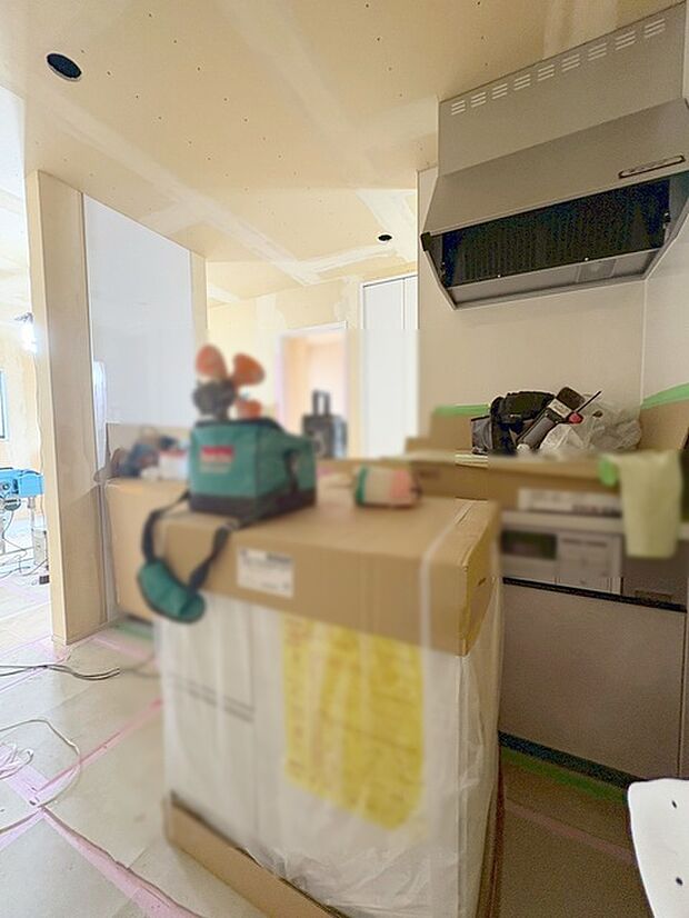 カウンターキッチンならではの開放的な見通し、全体が見渡せることでご家族の団欒スペースもより明るく笑顔が溢れる空間となります。