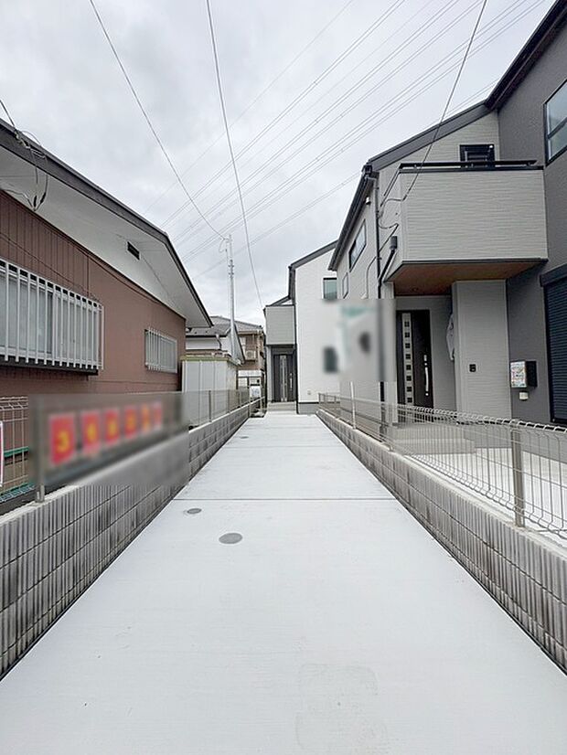 周辺の街並みの中で適度な主張、生活に溶け込むシンプルなデザインの外観が魅力の一戸建です。