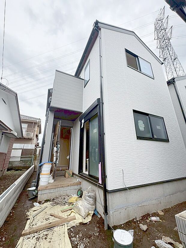 周辺の街並みの中で適度な主張、生活に溶け込むシンプルなデザインの外観が魅力の一戸建です。