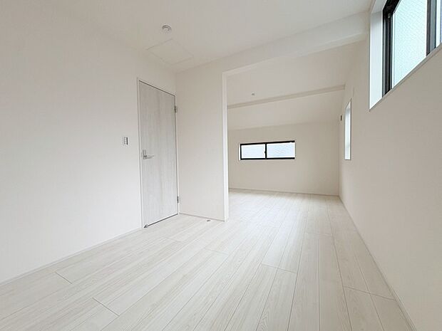 スタイリッシュなデザインと快適な居住性を兼ね備えた洋室。広々とした空間は、自分らしいインテリアを楽しむことができるほか、リラックスした時間を過ごすことができそうです。