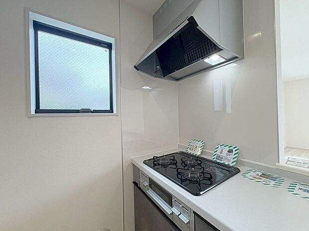 キッチンコンロスペースの近くには、空気の入れ替えが可能な開口部を設置!! お料理をする際には、換気扇を回しながら匂いが籠らない様に開放してお料理もお楽しみ頂けます。