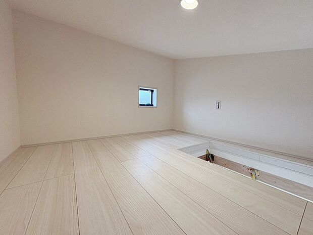 大きな屋根裏部屋はなんだかワクワクしてしまうスペース。趣味の空間や子供のワークスペース、季節物の収納など色々な用途に利用できそうな予感。