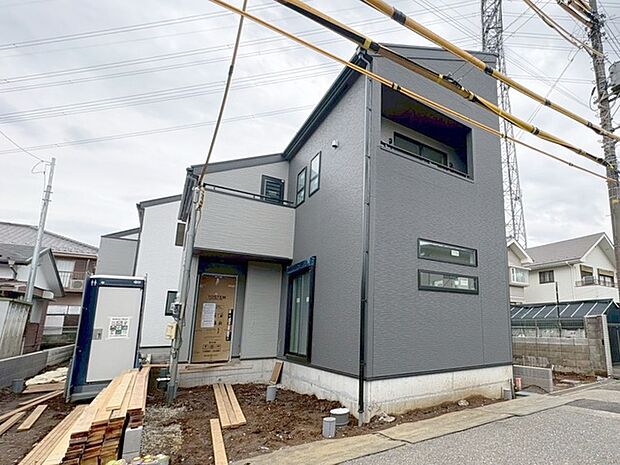 周辺の街並みの中で適度な主張、生活に溶け込むシンプルなデザインの外観が魅力の一戸建です。