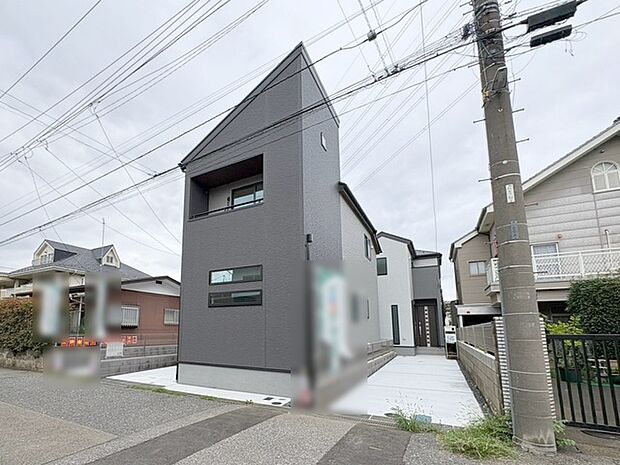 周辺の街並みの中で適度な主張、生活に溶け込むシンプルなデザインの外観が魅力の一戸建です。