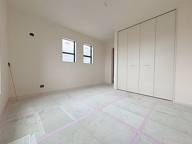 洋室はモダンなデザインと機能性を備え、快適な生活空間に。明るい窓から差し込む自然光が広々とした空間をさらに明るく開放的に感じさせます。