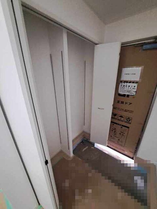 玄関は家の第一印象を左右する重要な場所。ほどよい広さとスタイリッシュな色遣いが印象的です。 