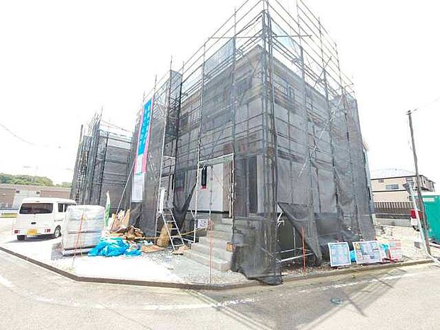実際に室内をご見学頂くと生活のイメージが広がると思います。家具を置いたイメージや窓からの景色など。周辺で販売に出している物件も一緒にまとめてご見学頂き、比較する事もできます。