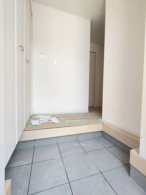 玄関は家の第一印象を左右する重要な場所。ほどよい広さとスタイリッシュな色遣いが印象的です。