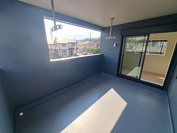 朝のひと時にコーヒーを飲みながら新鮮な空気を吸う、バルコニーでの過ごし方は様々です。自分だけの小さなオアシスとして、日常の喧騒を忘れる場所になるかもしれません。