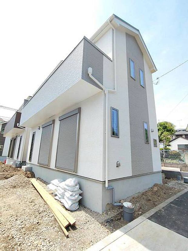 実際に室内をご見学頂くと生活のイメージが広がると思います。家具を置いたイメージや窓からの景色など。周辺で販売に出している物件も一緒にまとめてご見学頂き、比較する事もできます。
