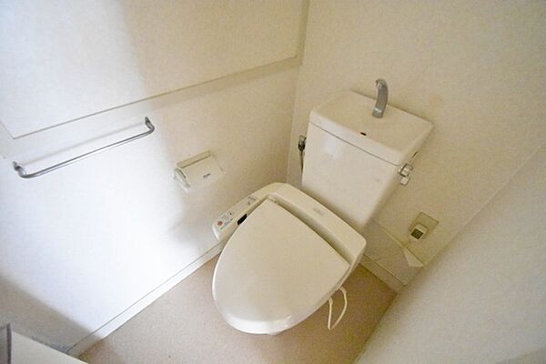 トイレにはウォシュレット機能を標準装備。