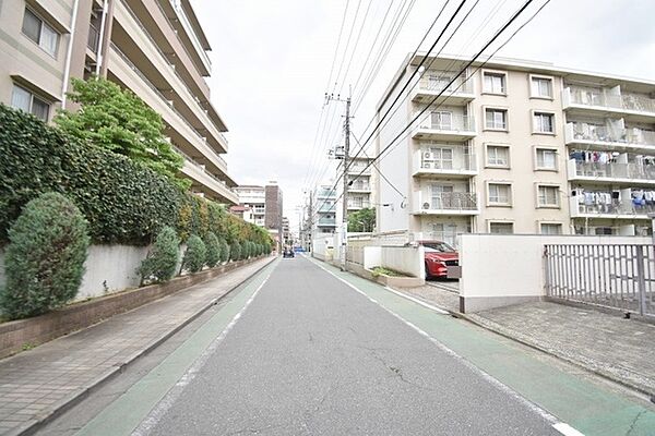 周辺は住宅が建ち並ぶ閑静な住宅街です。