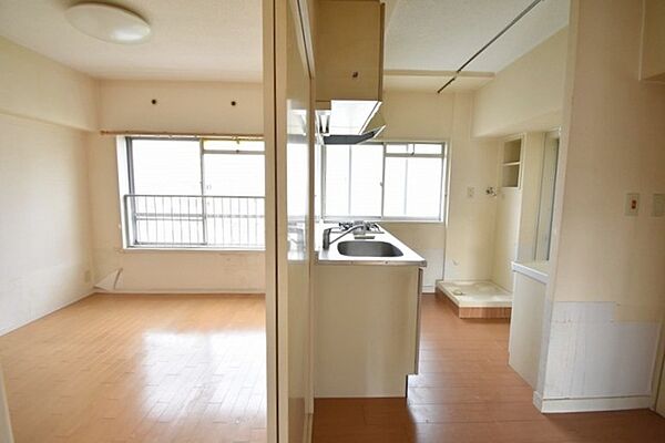 実際に室内をご見学頂くと生活のイメージが広がると思います。家具を置いたイメージや窓からの景色など。