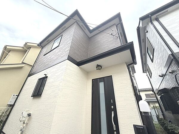周辺の街並みの中で適度な主張、生活に溶け込むシンプルなデザインの外観が魅力の一戸建です。