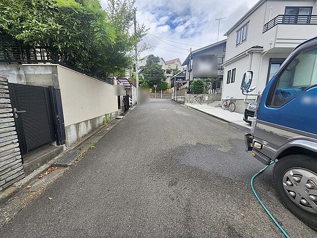 安心して暮らすことのできる住宅街。　住宅地の道路は一般に交通量が少なく車などの騒音が少ないため、住民にとって静かな生活環境が提供されます。 
