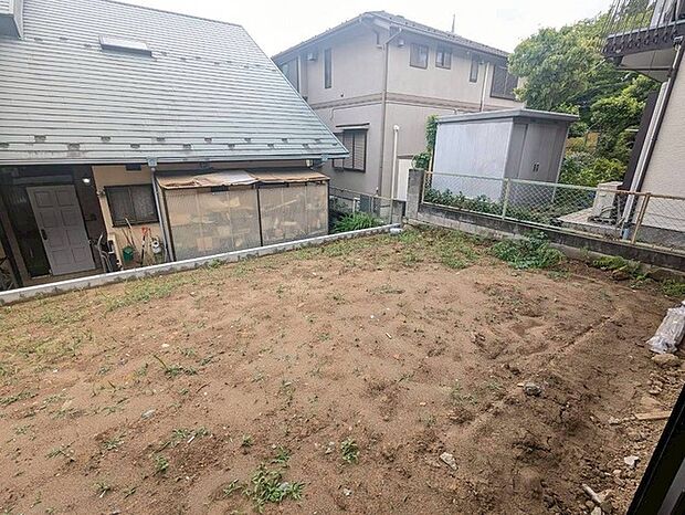 開放感のある庭スペースは、暮らしの可能性を広げてくれます。趣味や憩いの場として自由に活かせそうです。 