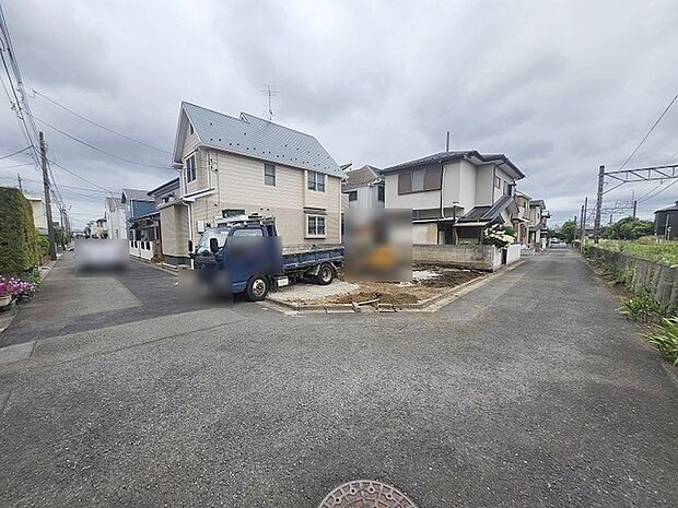 安心して暮らすことのできる住宅街。 住宅地の道路は一般に交通量が少なく車などの騒音が少ないため、住民にとって静かな生活環境が提供されます。