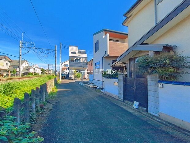 安心して暮らすことのできる住宅街。 住宅地の道路は一般に交通量が少なく車などの騒音が少ないため、住民にとって静かな生活環境が提供されます。