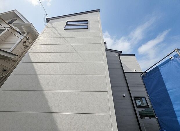 周辺の街並みの中で適度な主張、生活に溶け込むシンプルなデザインの外観が魅力の一戸建です。