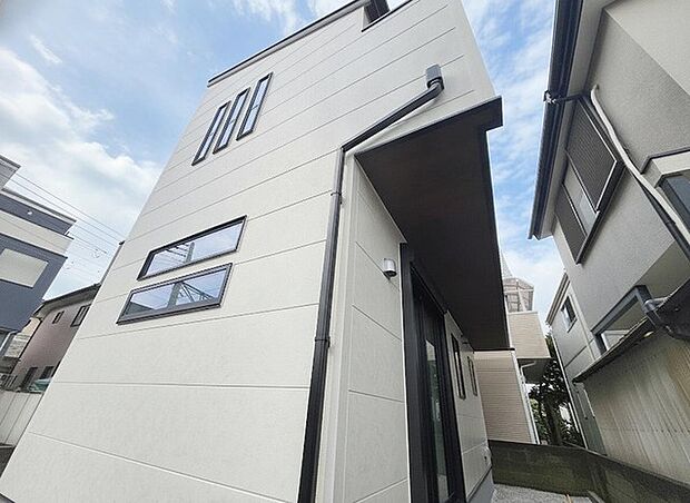 建物が完成しましたので室内のご見学予約スタート。当日のご見学予約も大歓迎です。お気軽にご連絡ください。エステート白馬国分寺店は火曜水曜も営業しております。