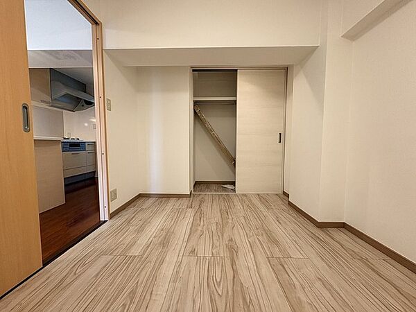 スタイリッシュなデザインと快適な居住性を兼ね備えた洋室。広々とした空間は、自分らしいインテリアを楽しむことができるほか、リラックスした時間を過ごすことができそうです。