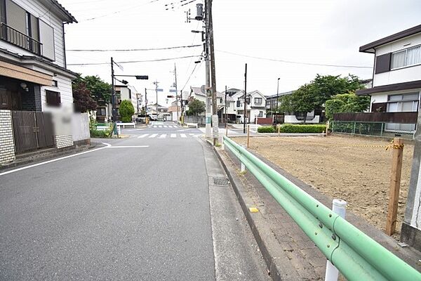 安心して暮らすことのできる住宅街。　住宅地の道路は一般に交通量が少なく車などの騒音が少ないため、住民にとって静かな生活環境が提供されます。