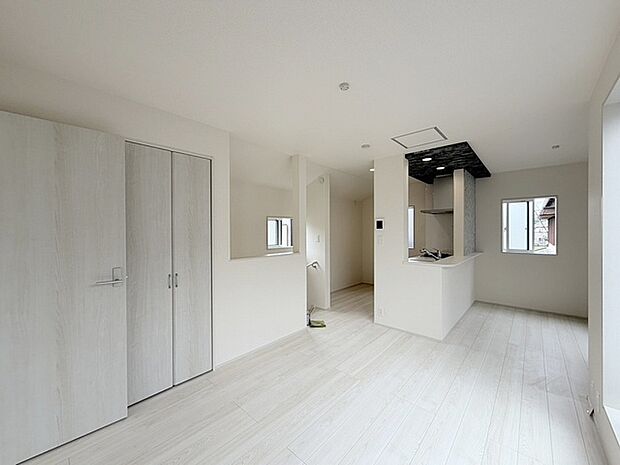 家族みんなが集まるリビング。広さを重視した家族全員が集まれるリビングは、住む上で大事な空間になります。