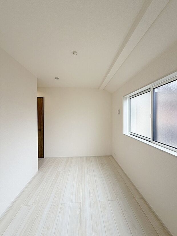 スタイリッシュなデザインと快適な居住性を兼ね備えた洋室。広々とした空間は、自分らしいインテリアを楽しむことができるほか、リラックスした時間を過ごすことができそうです。