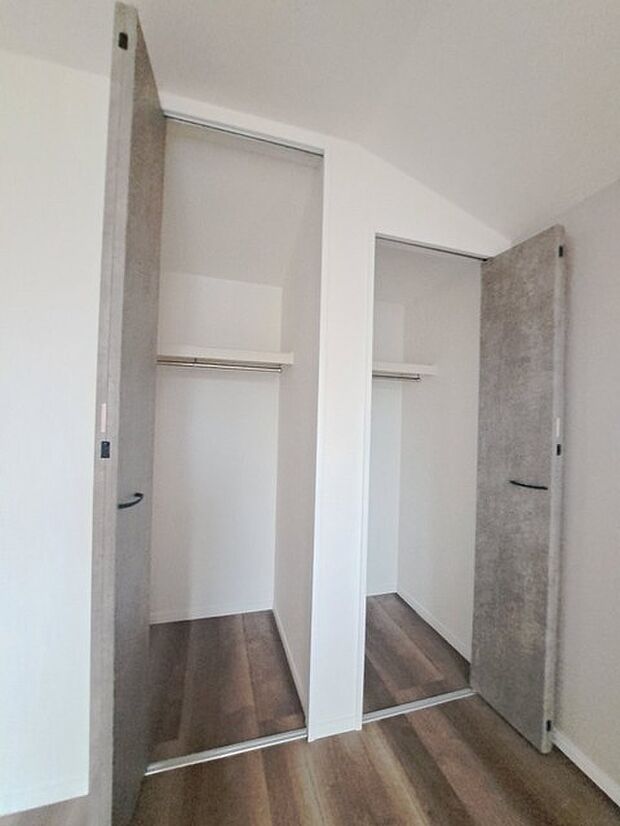 各お部屋に収納が設置されています。