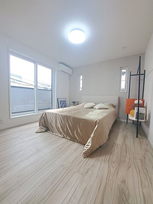 スタイリッシュなデザインと快適な居住性を兼ね備えた洋室。広々とした空間は、自分らしいインテリアを楽しむことができるほか、リラックスした時間を過ごすことができそうです。
