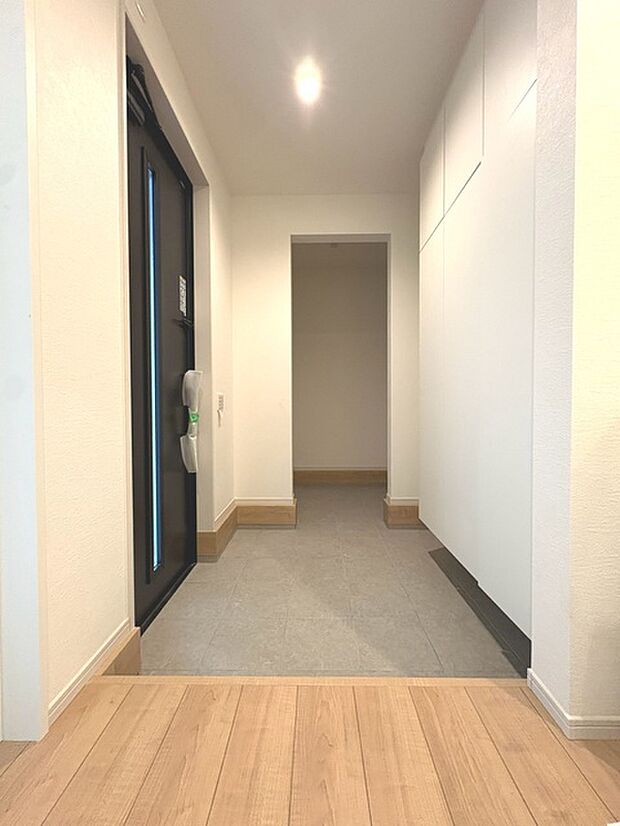 玄関は家の第一印象を左右する重要な場所。ほどよい広さとスタイリッシュな色遣いが印象的です。