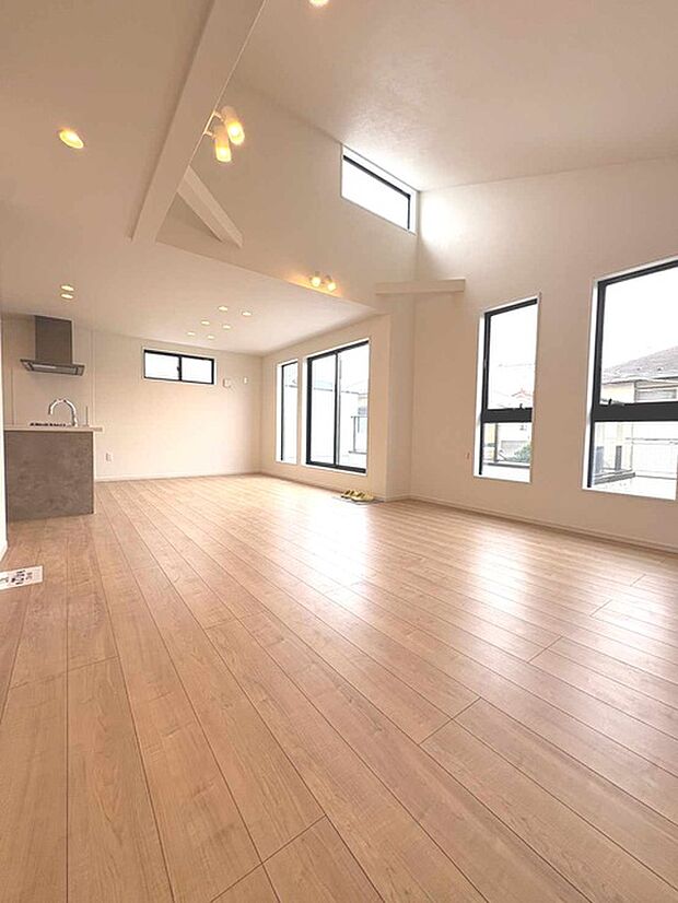 家族が一番集まる場所だから広々としつつも素敵な空間であって欲しい。みんながくつろぐリビングからキッチンまでが一つの空間のように繋がる間取り。