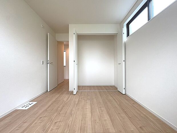 高い位置にある窓から自然な明るさが室内に行き渡り、すっきりとした開放感のある居心地を作ります