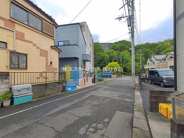 安心して暮らすことのできる住宅街。　住宅地の道路は一般に交通量が少なく車などの騒音が少ないため、住民にとって静かな生活環境が提供されます。 