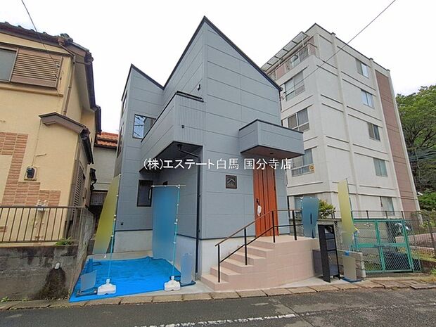 周辺の街並みの中で適度な主張、生活に溶け込むシンプルなデザインの外観が魅力の一戸建です。 