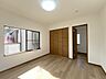 洋室：スタイリッシュなデザインと快適な居住性を兼ね備えた洋室。広々とした空間は、自分らしいインテリアを楽しむことができるほか、リラックスした時間を過ごすことができそうです。 