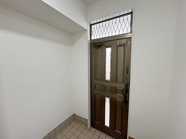 玄関は家の第一印象を左右する重要な場所。ほどよい広さとスタイリッシュな色遣いが印象的です。