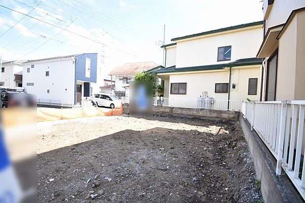 現地ご見学の際、スタッフが様々なご質問に対応いたします、周辺環境、前面道路、建築可能な建物について、ぜひご相談ください。
