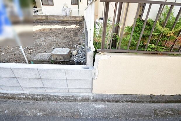現地ご見学の際、スタッフが様々なご質問に対応いたします、周辺環境、前面道路、建築可能な建物について、ぜひご相談ください。