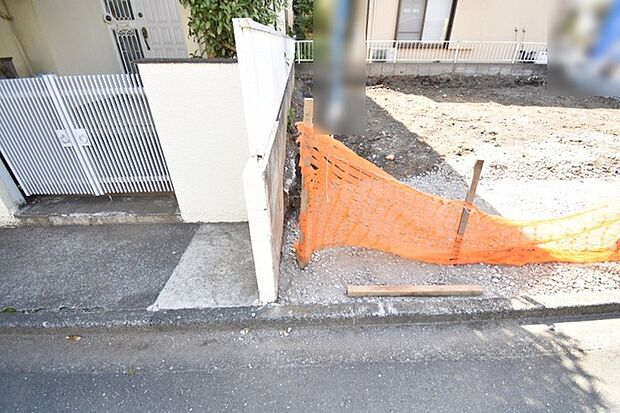 土地物件にはご確認頂くポイントがたくさんございます、土地だけのご見学の際もご遠慮せず、ぜひお気軽に担当スタッフにお申しつけくださいませ。