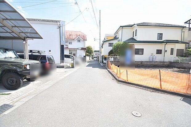安心して暮らすことのできる住宅街。 住宅地の道路は一般に交通量が少なく車などの騒音が少ないため、住民にとって静かな生活環境が提供されます。