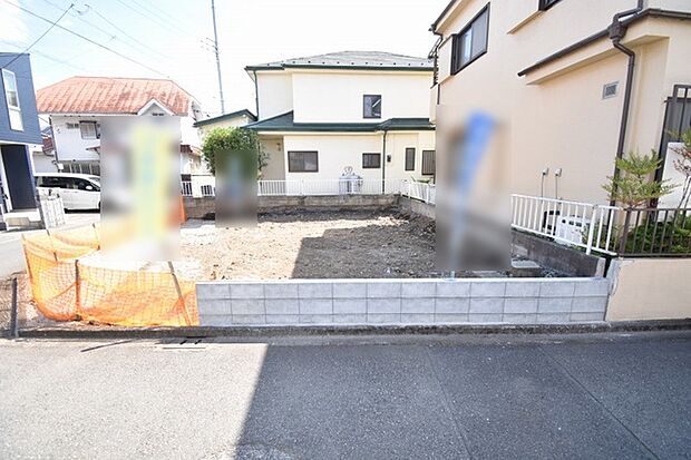 現地ご見学の際、スタッフが様々なご質問に対応いたします、周辺環境、前面道路、建築可能な建物について、ぜひご相談ください。